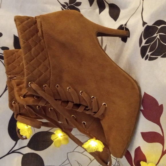 ....MeToo size:11M Beige heels - Picture 2 of 4